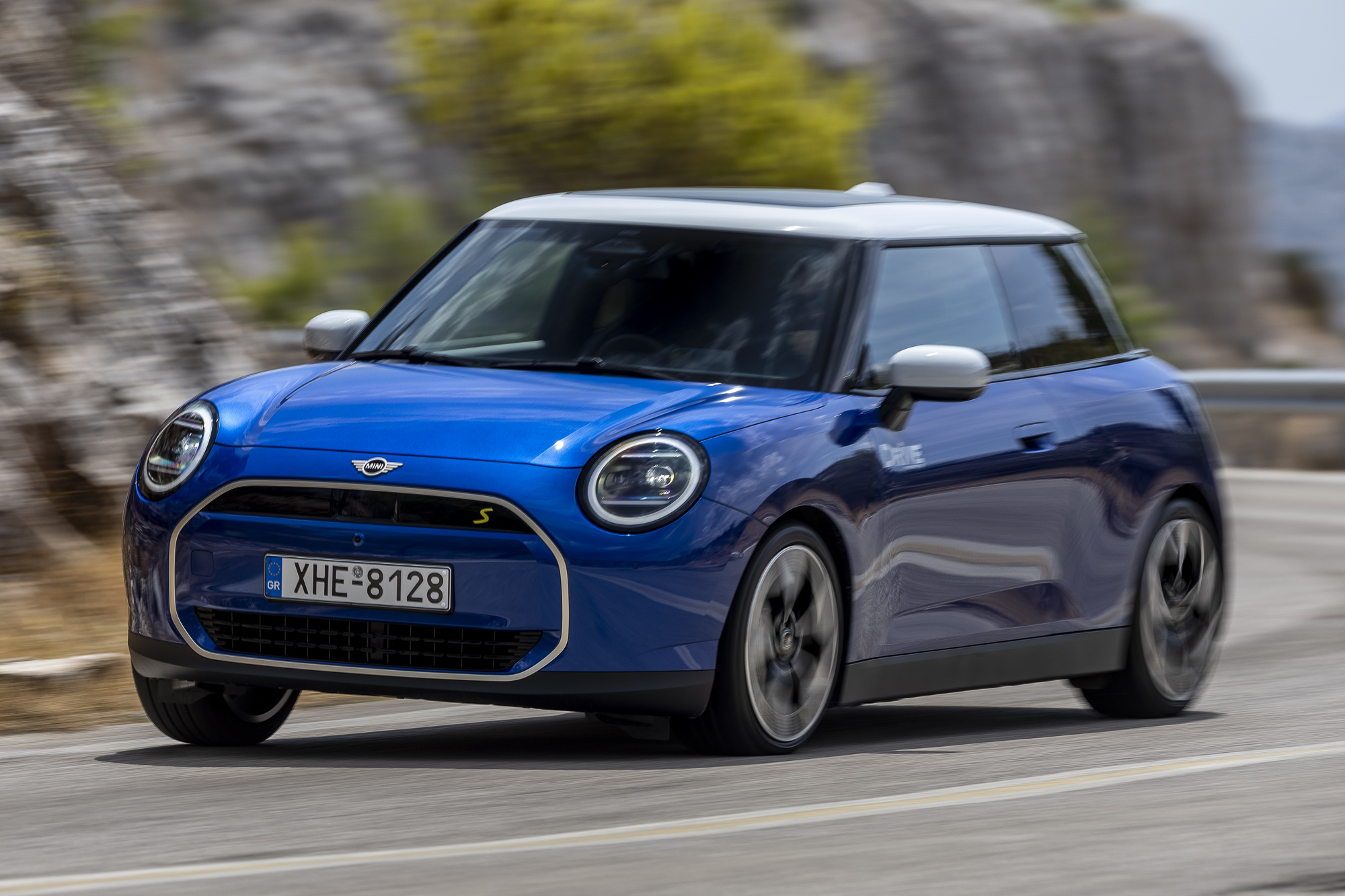 Test drive: MINI Cooper SE, Photo © DRIVE Media Group/Thanassis Koutsogiannis