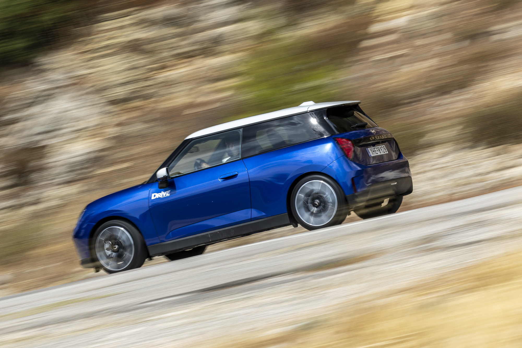 Test drive: MINI Cooper SE, Photo © DRIVE Media Group/Thanassis Koutsogiannis