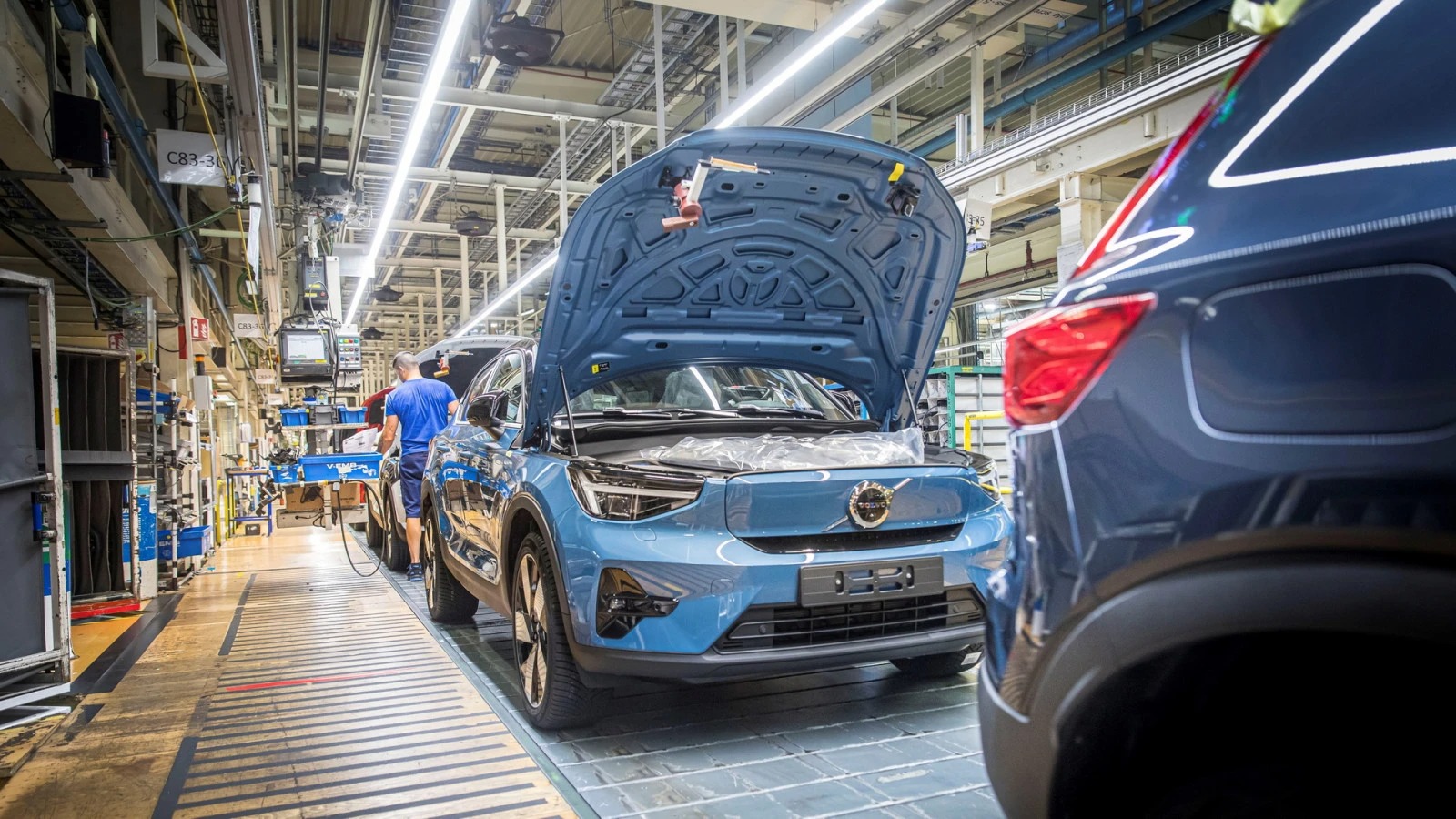 Volvo EX40 production line