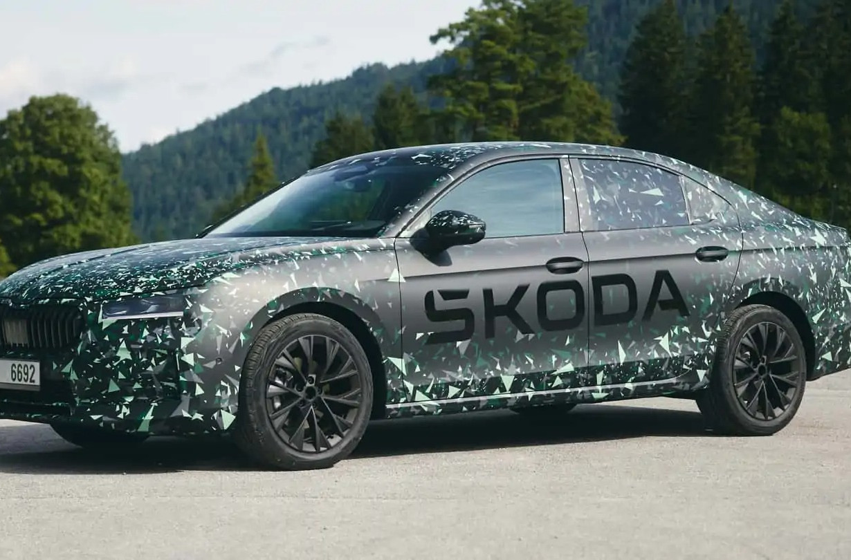 Νέο Škoda Superb Liftback 2024, ο τελευταίος των Μοϊκανών | Drive