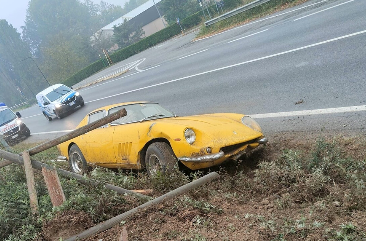 Ferrari 275GTB κόστους τριών εκατομμυρίων καταλήγει λαβωμένη στο χαντάκι. Ferrari 275GTB