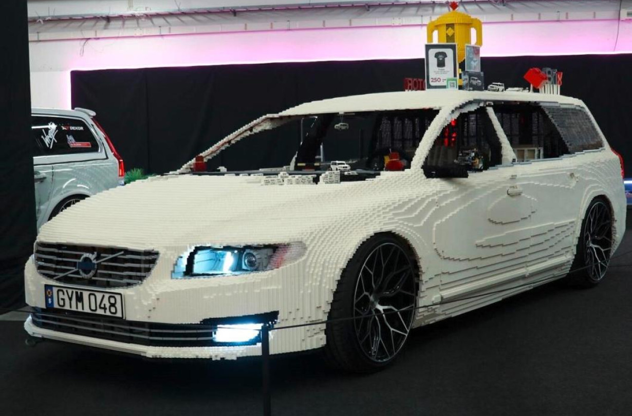 Το πλαστικό Volvo V70 χρειάστηκε πάνω από τρία χρόνια για να ολοκληρωθεί. Photo credit @ David Gustafsson Volvo V70